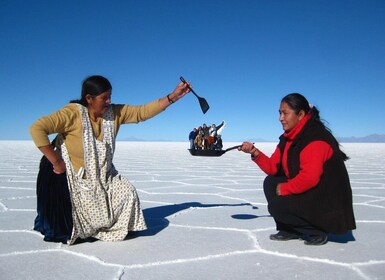 Uyuni: Salt Flats and Sunset Guided Tour with Lunch