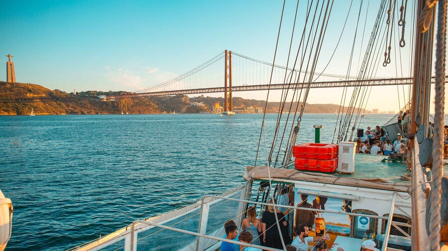 Lisbon: Sunset Boat Party with Live DJ and Night Club Entry