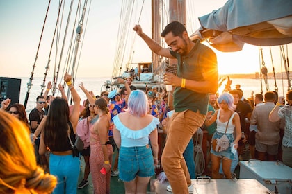 Lisbon: Sunset Boat Party with Live DJ and Night Club Entry