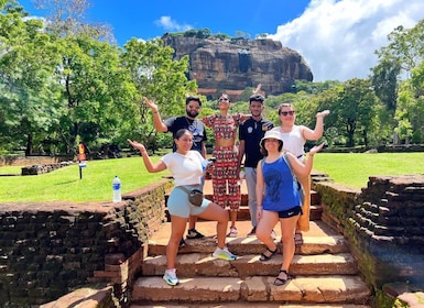 Colombo: Sigiriya Felsen und Dambulla Höhlentempel mit Safari