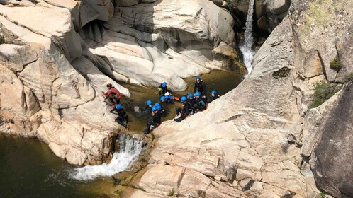 Canyoning à Bau Mela parmi les anciennes forêts de Nuoro