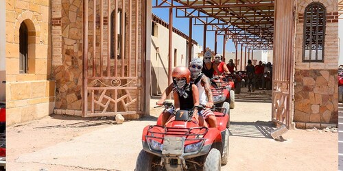 Hurghada: Hurghada: ATV-safari, kameliratsastus ja beduiinikyläretki