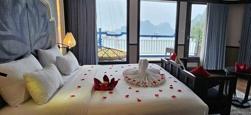 Nuit Halong Bay Luxury 5 étoiles Croisière avec des repas complets