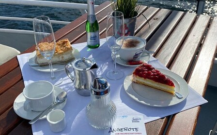 Biggesee: Boat Tour with All-inclusive cake buffet