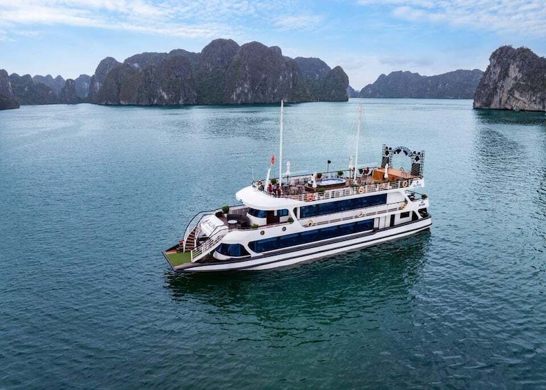 Hanoi: Halong Bay Cruise, Amazing Cave, Titov Island & Kayak