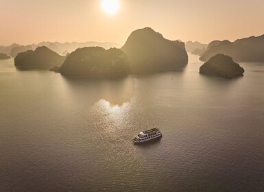 Hanoi: Halong Bay Cruise, Amazing Cave, Titov Island & Kayak