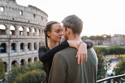 Rome: Romantic Couple Photoshoot Experience at the Colosseum