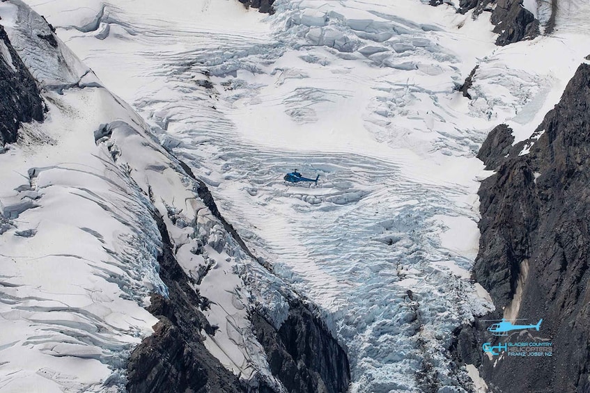 Picture 3 for Activity Shackleton Glacier Whiskey Endurance Flight - 50mins