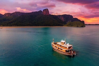 Krabi: Romantisk solnedgangscruise med M/Y Lalida