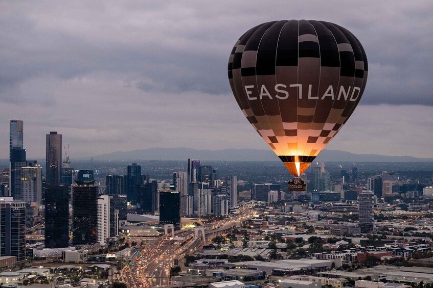 Melbourne: Sunrise Hot Air Balloon Experience with Breakfast