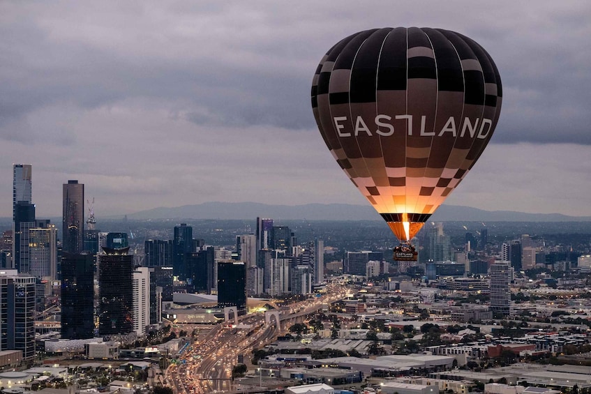 Melbourne: Sunrise Hot Air Balloon Experience with breakfast