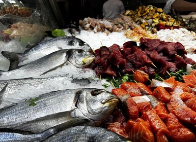 Meeresfrüchte-Restaurant zum Mittagessen in Marrakesch mit Einheimischen