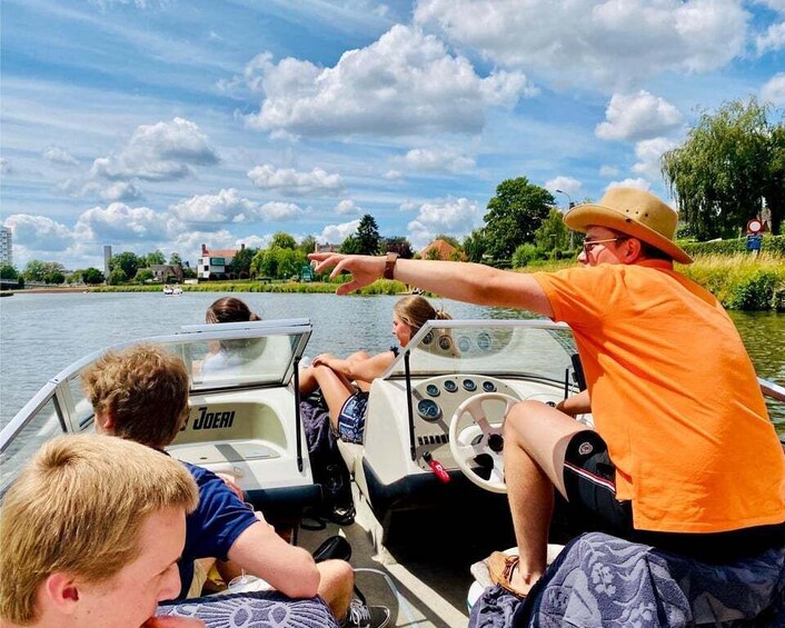 Kortrijk: Boat trip with DJ Joeri (speedboat - guided tour)