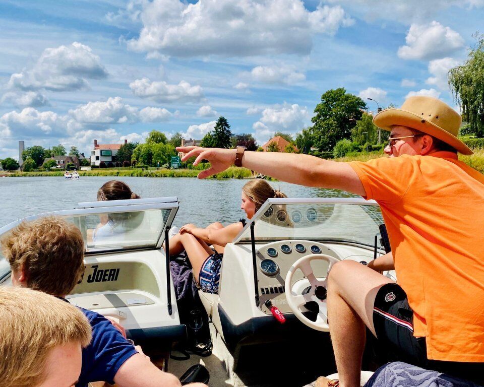 Kortrijk: Boat Trip With Dj Joeri (speedboat - Guided Tour)