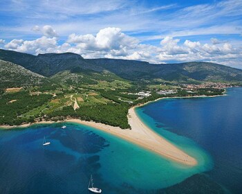 Bračista: Bračin, Hvarin, Šoltan ja Splitin yli suuntautuva panoraamalento.