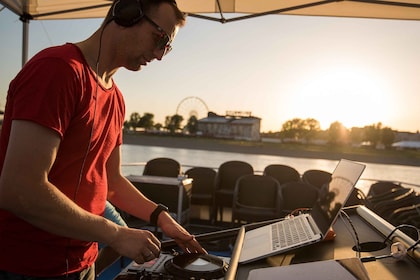 Düsseldorf: 2-stündige Abend-Rheinschifffahrt mit Live-DJ
