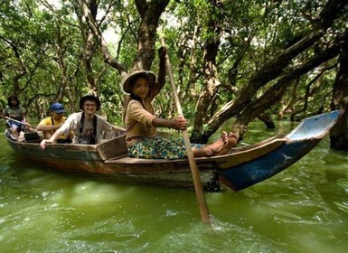 Recorrido en crucero por el pueblo flotante y el bosque de manglares y el l...