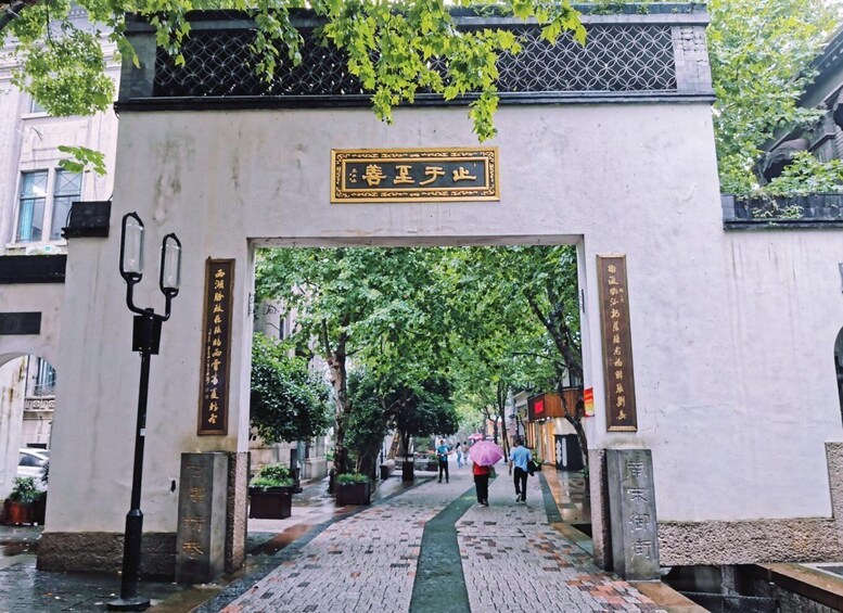 Picture 2 for Activity Hangzhou: Private Customized Tour of City's Top Sights