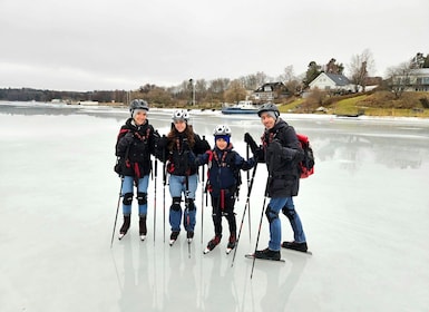 Stockholm: Family Friendly Private Ice Skating Tour & Lunch