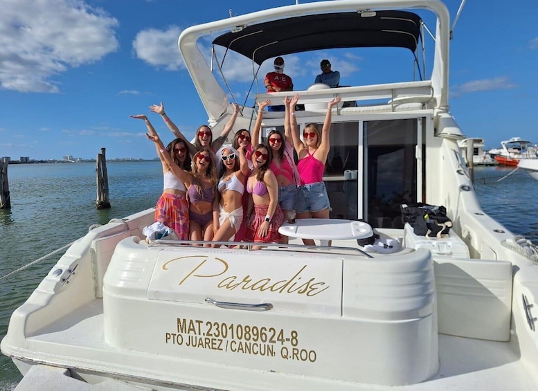 Cancun: Private Luxury 46-Feet Flybridge Yacht Cruise