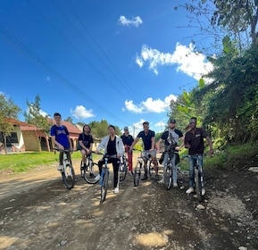 Tour guiado en bicicleta de montaña por el pueblo de Arusha