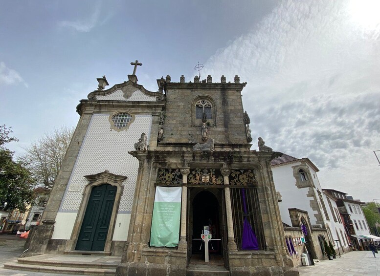 Braga: Casa dos Coimbras ( Chapel and Tower ) ticket & drink