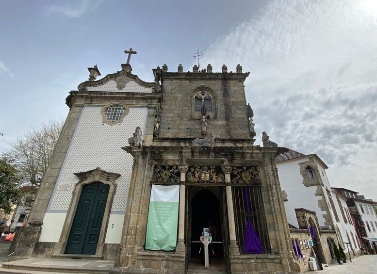 Braga: Casa dos Coimbras ( Chapel and Tower ) ticket & drink