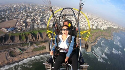 Paragliding-Flug mit einem Privatpiloten an der Costa Verde-Lima