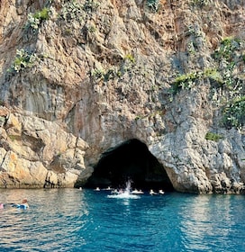 Nizza: Grotte di Mala, Villefranche e tour in barca per lo snorkeling