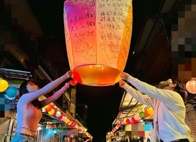 New Taipei: Pingxi Sky Lantern Festival Experience in Shifen