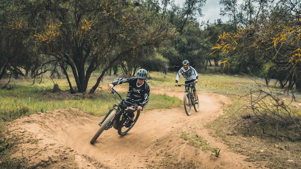 Santiago: E- Mountain Bike Rental to ride in a bike park