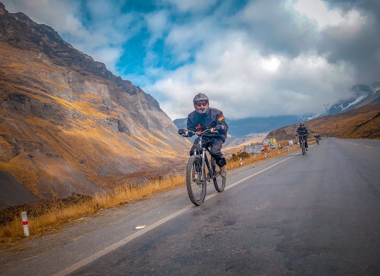 Picture 4 for Activity From La Paz: 3-Day Biking Tour Death Road & Uyuni Salt Flats