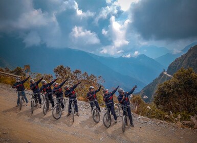 From La Paz: 3-Day Biking Tour Death Road & Uyuni Salt Flats