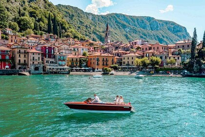 Lago di Como: Tour privato in motoscafo classico con pranzo