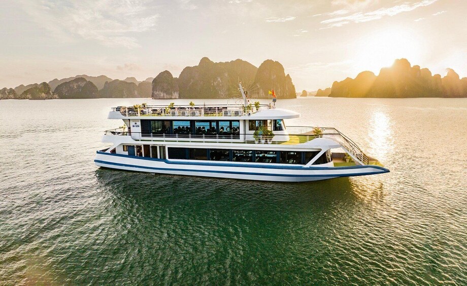 Halong Bay Luxury Cruise, 6 hours trip, buffet, kayaking