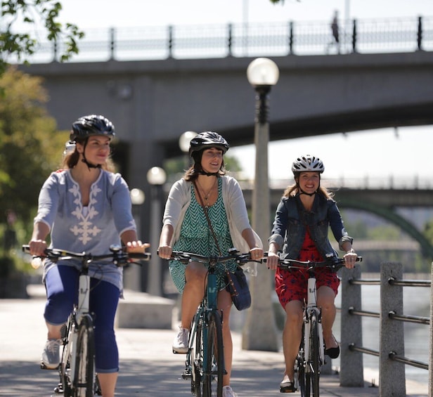 Ottawa: Guided Bike Tour through Gatineau and Ottawa