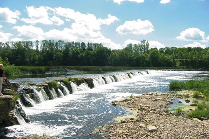 ทัวร์พร้อมไกด์ไปยังเมือง UNESCO Kuldiga และน้ำตก Venta River