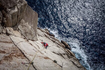 Session d'escalade multi-pitch dans les Calanques près de Marseille