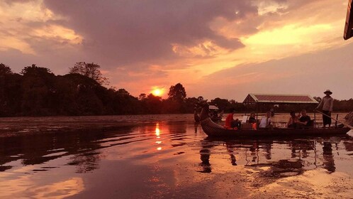 Beeindruckender Sonnenuntergang mit Angkor Gondel Bootsfahrt