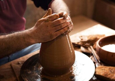 Découvrez l'art de la poterie sous la conduite d'un artiste arménien.