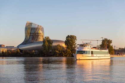Bordeaux : Premium cruise, glass of wine and cannelé