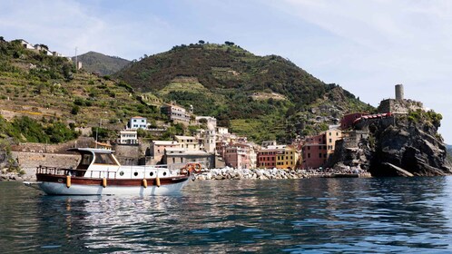 From La Spezia: Cinque Terre Boat Tour with Lunch and Wine