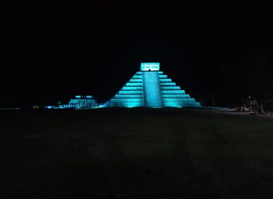 Tour privado: Chichén Itzá por la noche, aventura en la cueva y cena