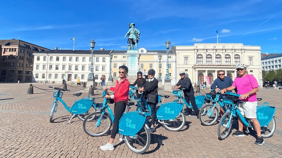 Gothenburg: City Highlights Bike Tour with Transfer