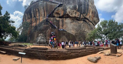 Vanuit Kandy: Privétour door Sigiriya, Dambulla en Minneriya