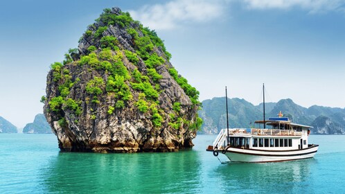 Cat Ba: Lan Ha & Ha Long Bay Kayak & Snorkel Boat Tour