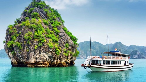 Cat Ba: Lan Ha & Ha Long Bay Kayak & Snorkel Boat Tour