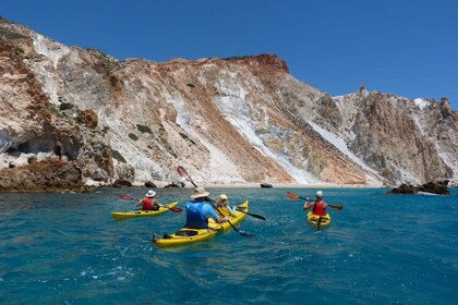 Milos: Excursión guiada en kayak con snorkel y almuerzo