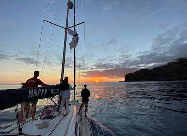 Funchal: Sunrise Private Sailing Trip with Breakfast