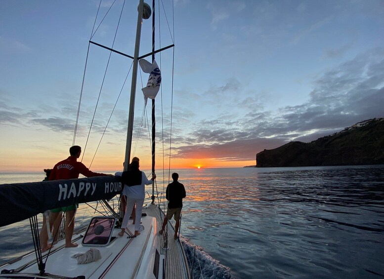 Funchal: Sunrise Private Sailing Trip with Breakfast